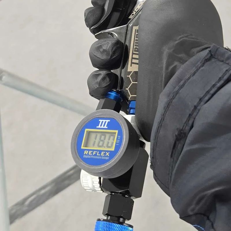 Luma III digital regulator/gauge for spray guns